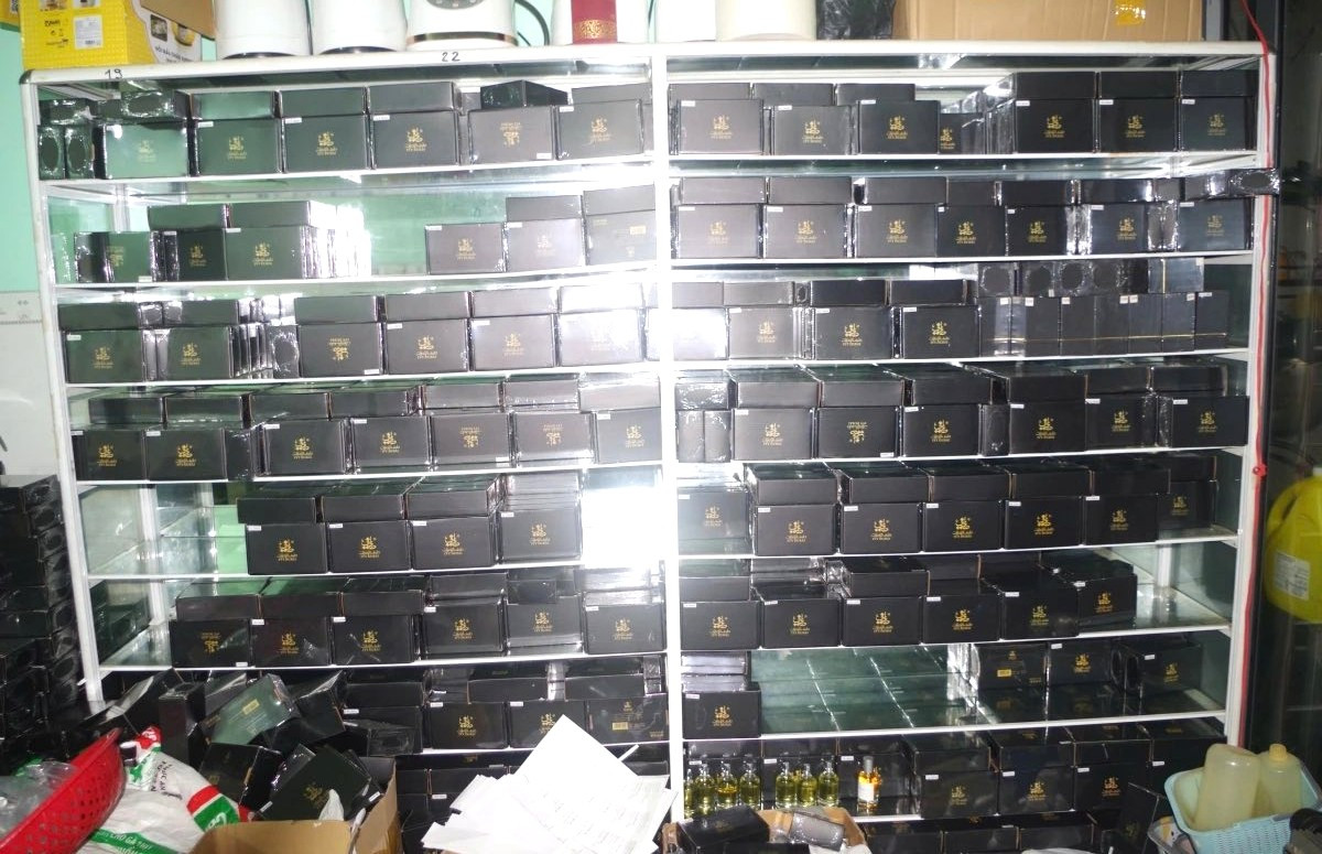 Nước hoa được đóng vào hộp, in chữ nước ngoài Nước hoa được đóng vào hộp, in chữ nước ngoài