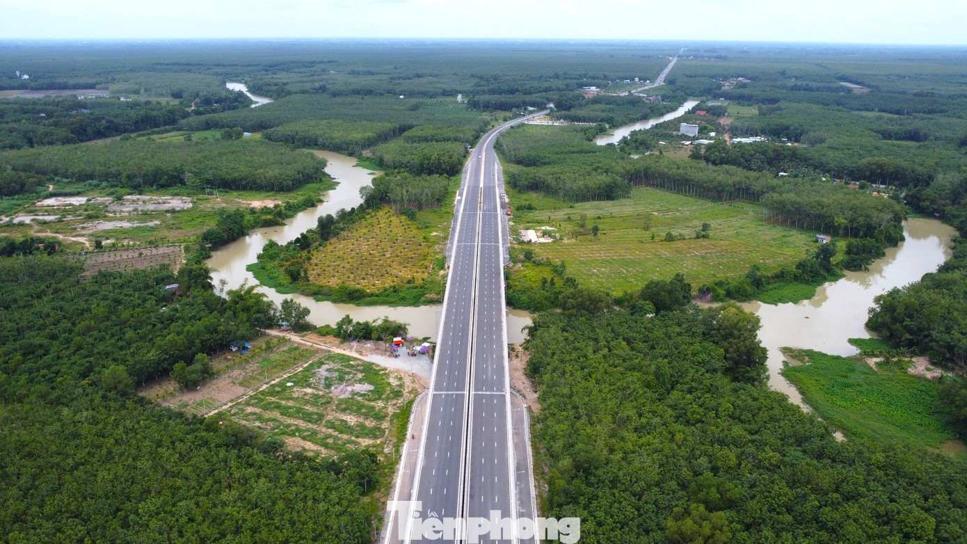 Tuyến đường được thiết kế theo tiêu chuẩn đường cấp 3 đồng bằng, có vận tốc thiết kế 80km/h, mặt đường kết cấu bê tông nhựa nóng. Chiều rộng nền đường là 28,5m, gồm 6 làn xe, dải phân cách giữa, dải an toàn và lề đường, được bố trí hệ thống chiếu sáng, sơn đường, biển báo. Tuyến đường được thiết kế theo tiêu chuẩn đường cấp 3 đồng bằng, có vận tốc thiết kế 80km/h, mặt đường kết cấu bê tông nhựa nóng. Chiều rộng nền đường là 28,5m, gồm 6 làn xe, dải phân cách giữa, dải an toàn và lề đường, được bố trí hệ thống chiếu sáng, sơn đường, biển báo.