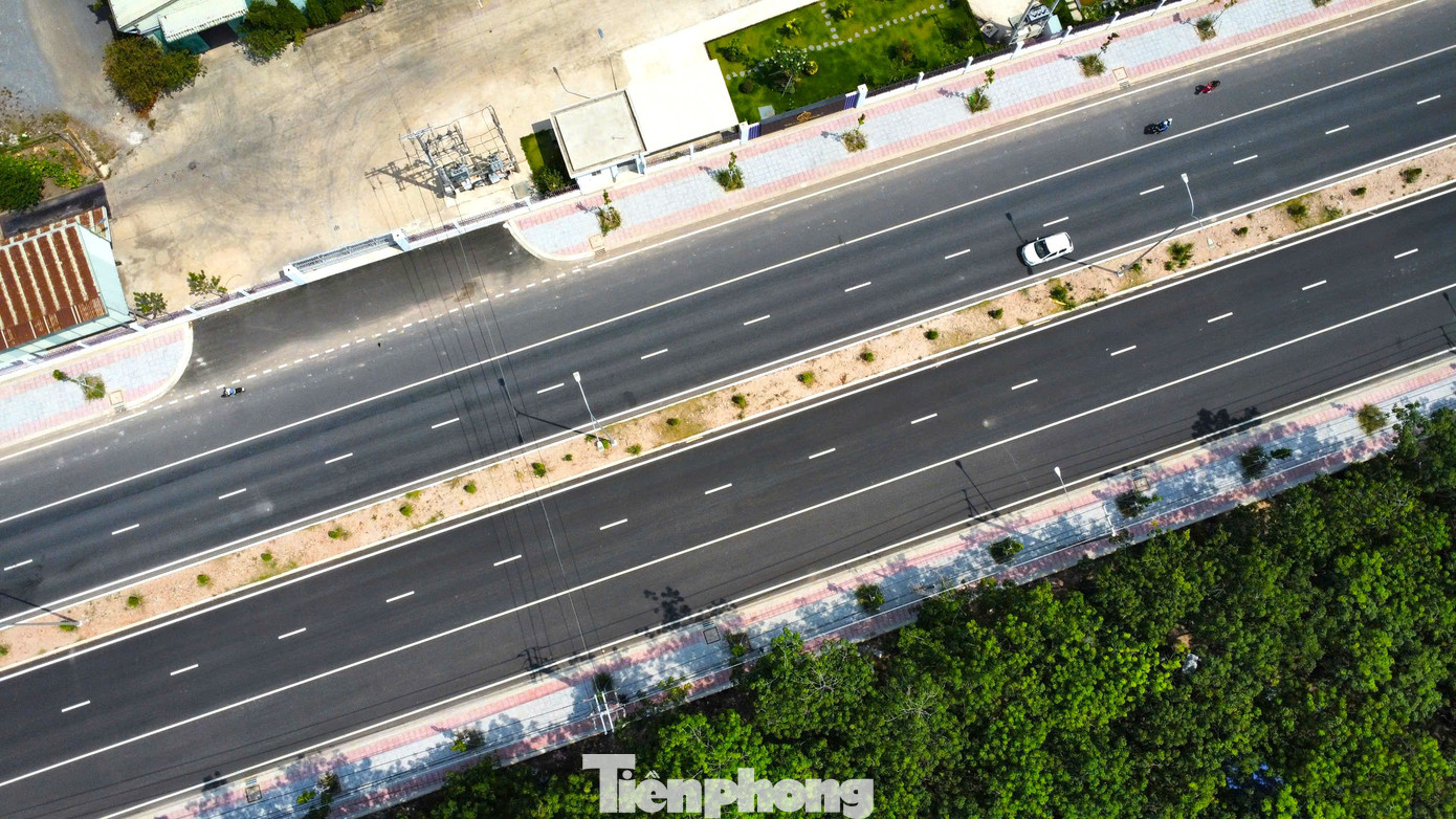 Công trình mở rộng đường ĐT.746 dài gần 12 km, vốn đầu tư khoảng 1.500 tỷ đồng. Công trình chính thức thi công xây dựng từ đầu năm 2023, đến nay đã hoàn thành, vừa cho phép thông xe.