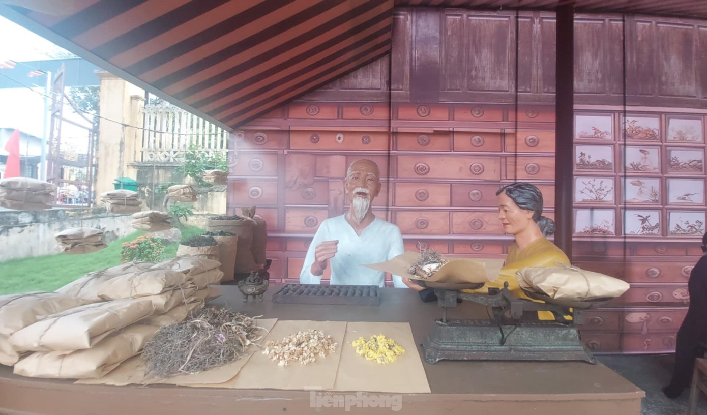 Chùa Hội Khánh là nơi cụ Phó bảng Nguyễn Sinh Sắc từng tới hoạt động, gây dựng phong trào yêu nước một thời gian khá dài. Cũng tại đây, cụ bốc thuốc nam chữa bệnh miễn phí cho người dân.