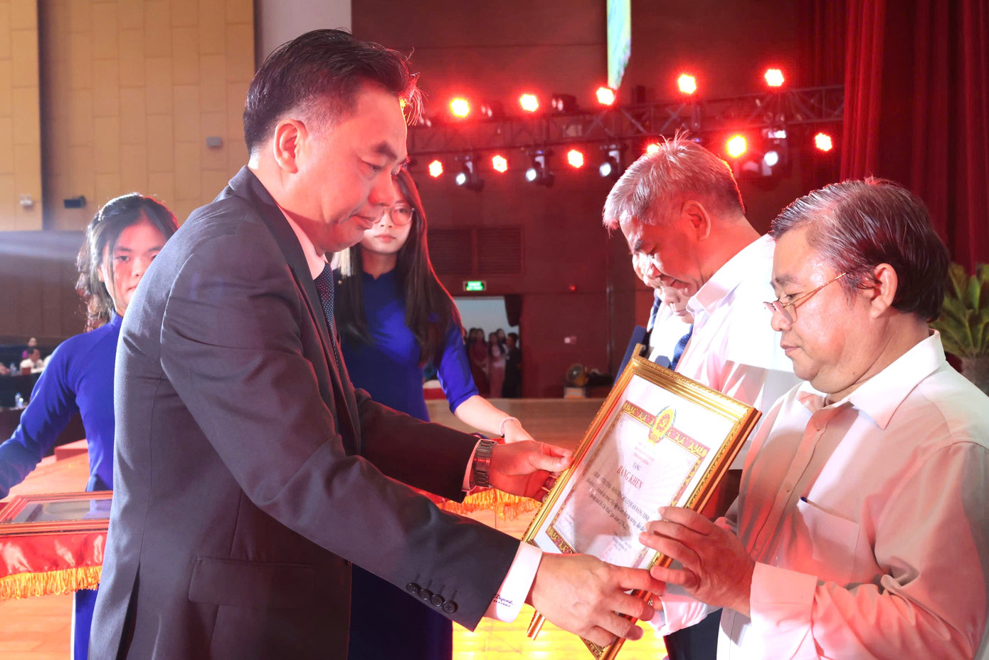 Phó Bí thư Thường trực Tỉnh ủy Bình Dương Nguyễn Lộc Hà (bìa trái) trao bằng khen đến các tập thể, cá nhân điển hình tiêu biểu trong học tập và làm theo tư tưởng, đạo đức, phong cách Hồ Chí Minh. Phó Bí thư Thường trực Tỉnh ủy Bình Dương Nguyễn Lộc Hà (bìa trái) trao bằng khen đến các tập thể, cá nhân điển hình tiêu biểu trong học tập và làm theo tư tưởng, đạo đức, phong cách Hồ Chí Minh.