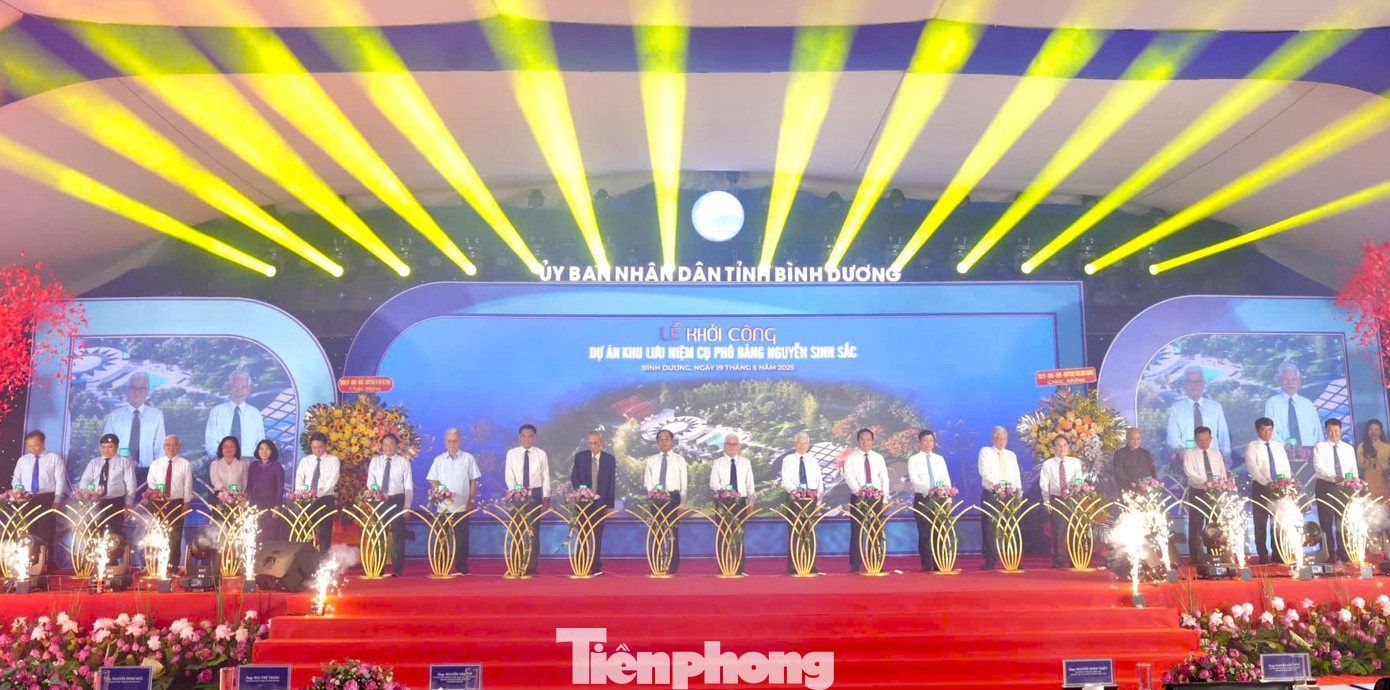 Các đại biểu thực hiện nghi thức khởi công dự án Các đại biểu thực hiện nghi thức khởi công dự án