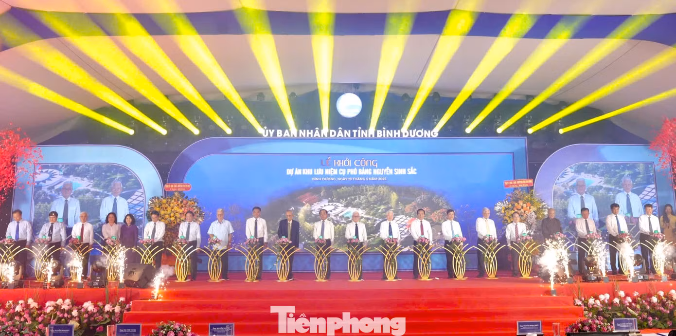 Các đại biểu thực hiện nghi thức khởi công dự án