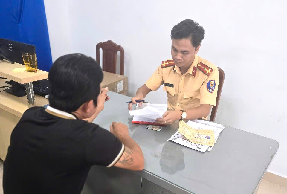 Một tài xế lấn làn xe máy trên đường Mỹ Phước Tân Vạn nhận biên bản xử phạt vi phạm hành chính