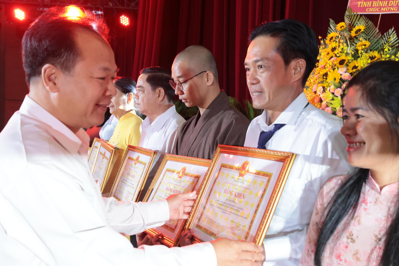 Anh Phùng Hữu Hiệp (thứ hai từ phải sang), người sáng chế xe hút đinh, phục vụ cộng đồng được nhận bằng khen. Anh Phùng Hữu Hiệp (thứ hai từ phải sang), người sáng chế xe hút đinh, phục vụ cộng đồng được nhận bằng khen.