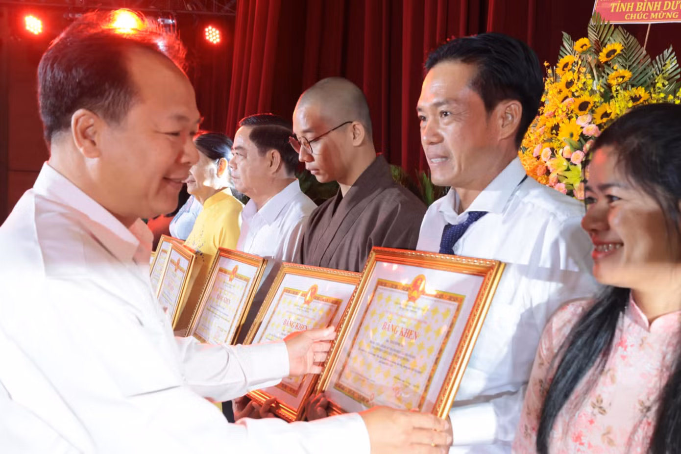 Anh Phùng Hữu Hiệp (thứ hai từ phải sang), người sáng chế xe hút đinh, phục vụ cộng đồng được nhận bằng khen.