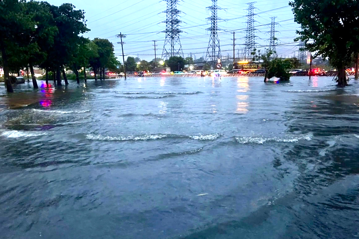 Tuyến Quốc lộ 13, đoạn qua địa bàn TP. Thuận An thường xuyên ngập úng khi trời mưa Tuyến Quốc lộ 13, đoạn qua địa bàn TP. Thuận An thường xuyên ngập úng khi trời mưa