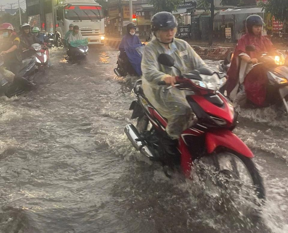 Đường ĐT.746 ở Bình Dương ngập do mưa lớn Đường ĐT.746 ở Bình Dương ngập do mưa lớn