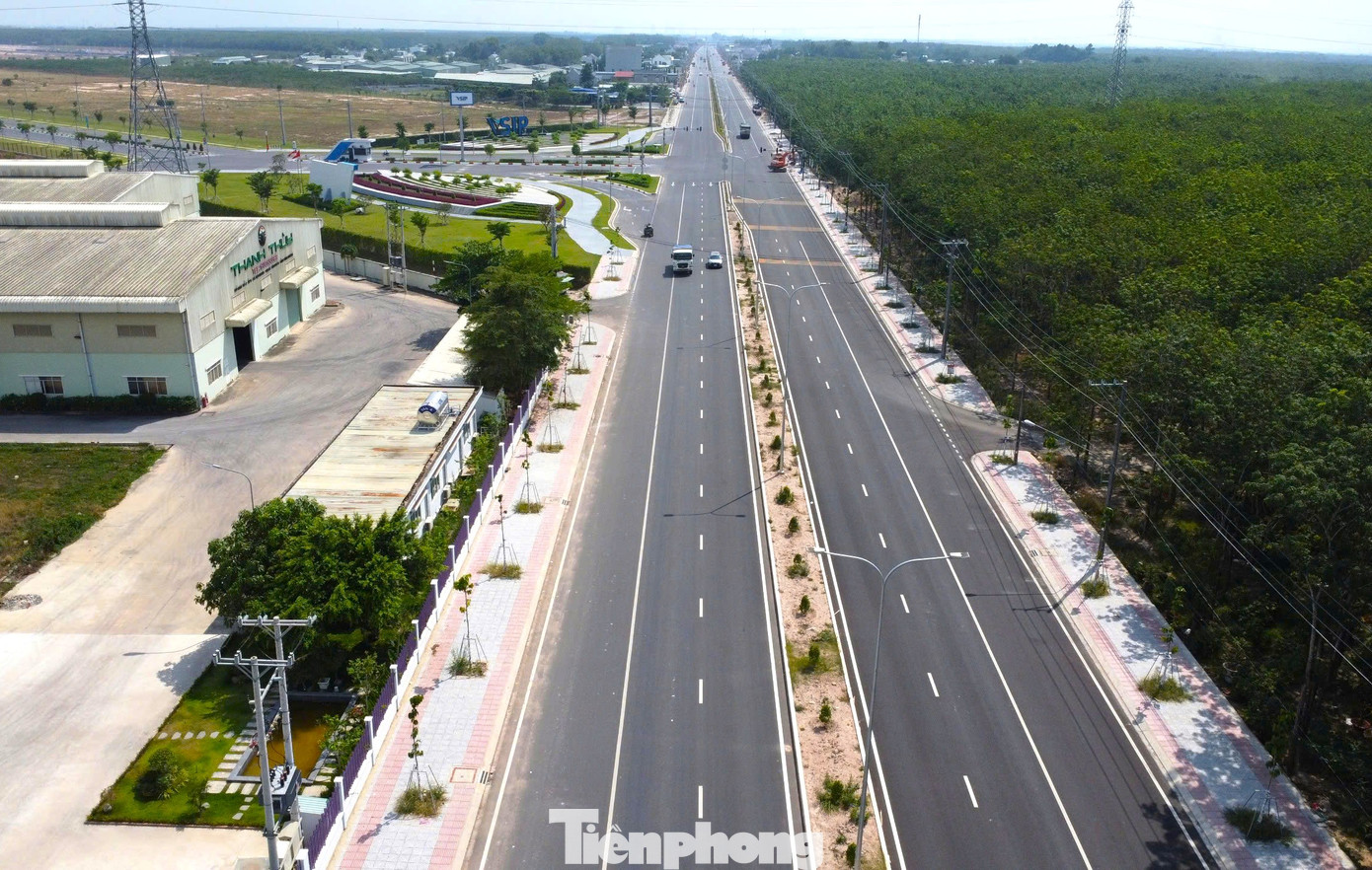 Ngày 19/5, ghi nhận của phóng viên báo Tiền Phong, những nhà máy đầu tiên tại KCN VSIP 3 (Bình Dương) đã hoàn thiện hạ tầng, trong đó có tập đoàn LEGO đầu tư 1,3 tỷ USD đã chính thức vận hành.