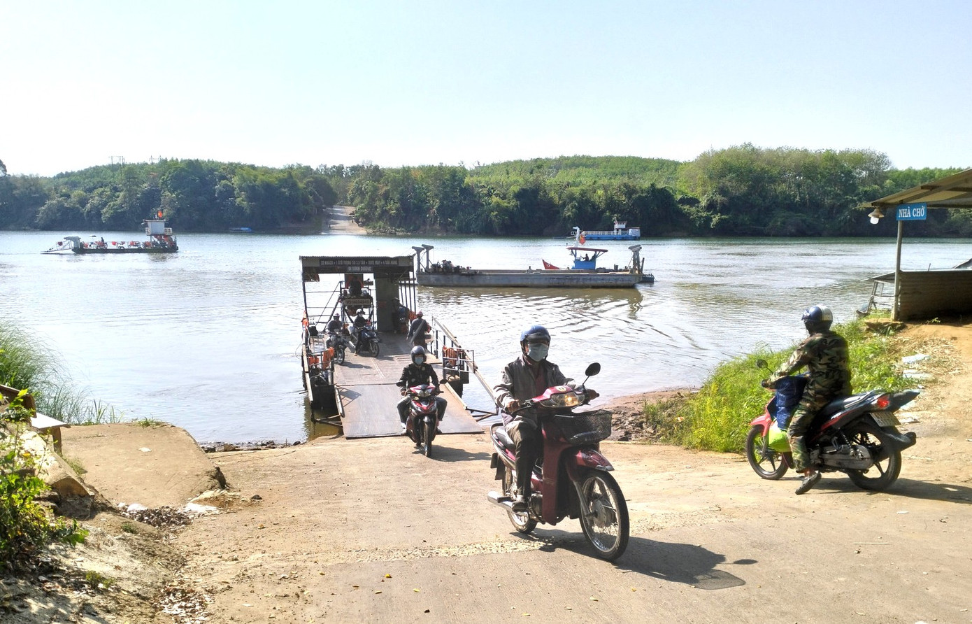 Do chưa có cầu, người dân ở xã Hiếu Liêm (huyện Vĩnh Cửu, Đồng Nai) và xã Hiếu Liêm (huyện Bắc Tân Uyên, Bình Dương) phải qua lại bằng phà, đò. Do chưa có cầu, người dân ở xã Hiếu Liêm (huyện Vĩnh Cửu, Đồng Nai) và xã Hiếu Liêm (huyện Bắc Tân Uyên, Bình Dương) phải qua lại bằng phà, đò.