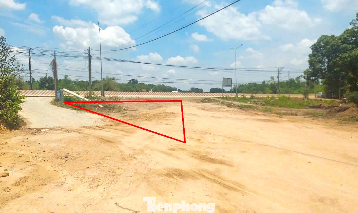 Vướng mặt bằng khiến Dự án đường Hồ Chí Minh lỡ hẹn thông xe dịp lễ 30/4.