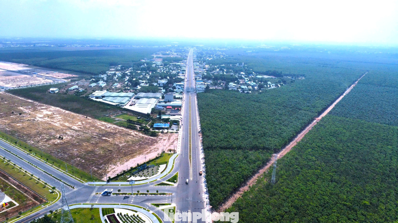 VSIP 3 sở hữu vị trí đắc địa, nằm trên trục đường Vành đai 4 TPHCM, phương tiện từ đây dễ dàng tiếp cận đường Mỹ Phước Tân Vạn đến các cảng, sân bay, kết nối đến các tỉnh Đồng Nai, Bà Rịa - Vũng Tàu.