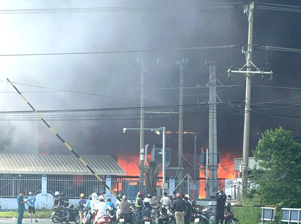 Khói, lửa bao trùm khu vực hiện trường Khói, lửa bao trùm khu vực hiện trường