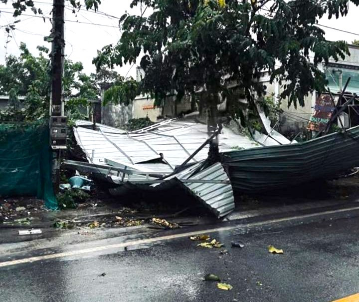 Gió lớn đã thổi bay mái tôn của nhà dân Gió lớn đã thổi bay mái tôn của nhà dân