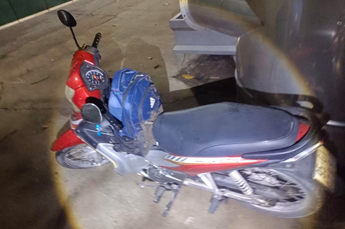 Chiếc xe máy cán vật nhọn trên đường khiến người điều khiển té nhào