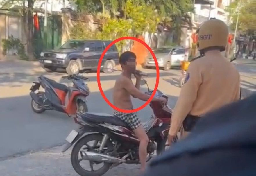 Đối tượng múa rựa trên đường và CSGT đã khống chế đưa về trụ sở làm việc