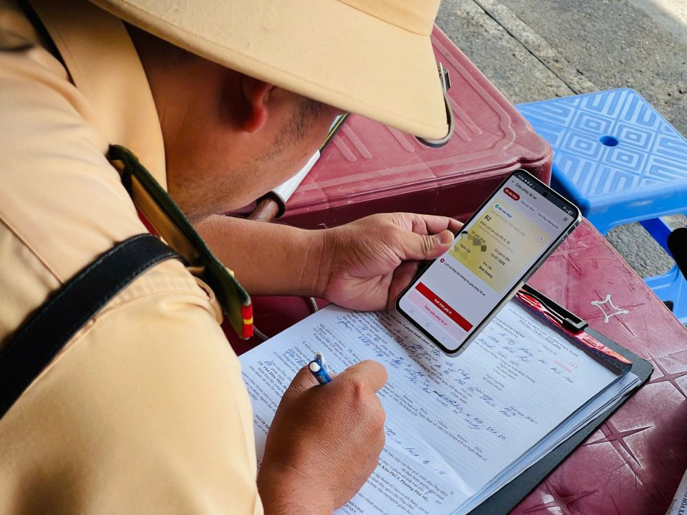 CSGT kiểm tra các giấy tờ có liên quan được tích hợp trên ứng dụng VNeID CSGT kiểm tra các giấy tờ có liên quan được tích hợp trên ứng dụng VNeID