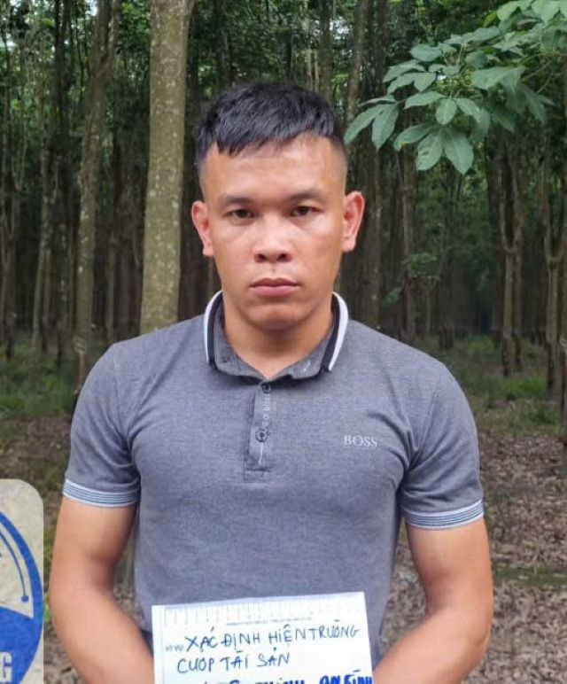 Đối tượng Nguyễn Văn Đức tại hiện trường gây án Đối tượng Nguyễn Văn Đức tại hiện trường gây án