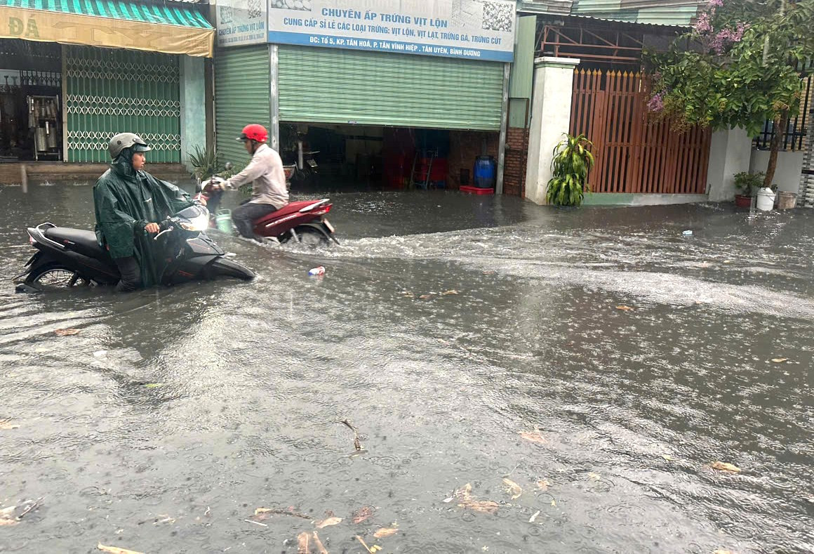 Đường ĐX08 ở Bình Dương ngập sâu do mưa lớn Đường ĐX08 ở Bình Dương ngập sâu do mưa lớn