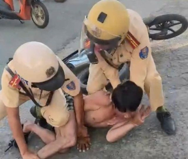 CSGT khống chế đối tượng múa dao rựa trên đường CSGT khống chế đối tượng múa dao rựa trên đường