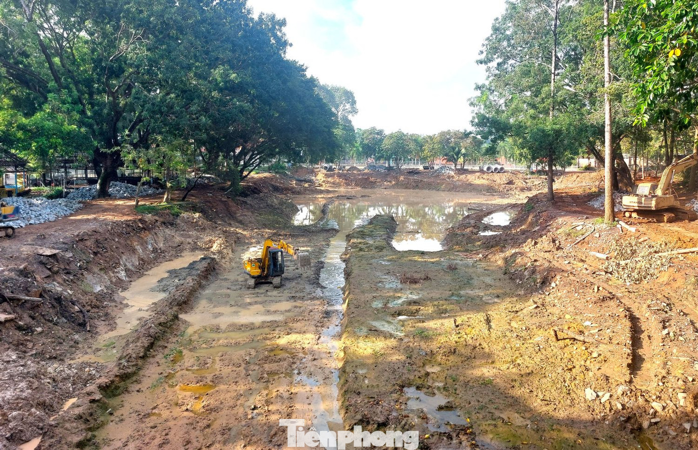 Ngày 20/5, ghi nhận của phóng viên báo Tiền Phong, Công viên Thủ Dầu Một đang thi công cải tạo, sau nhiều năm bị lãng quên.