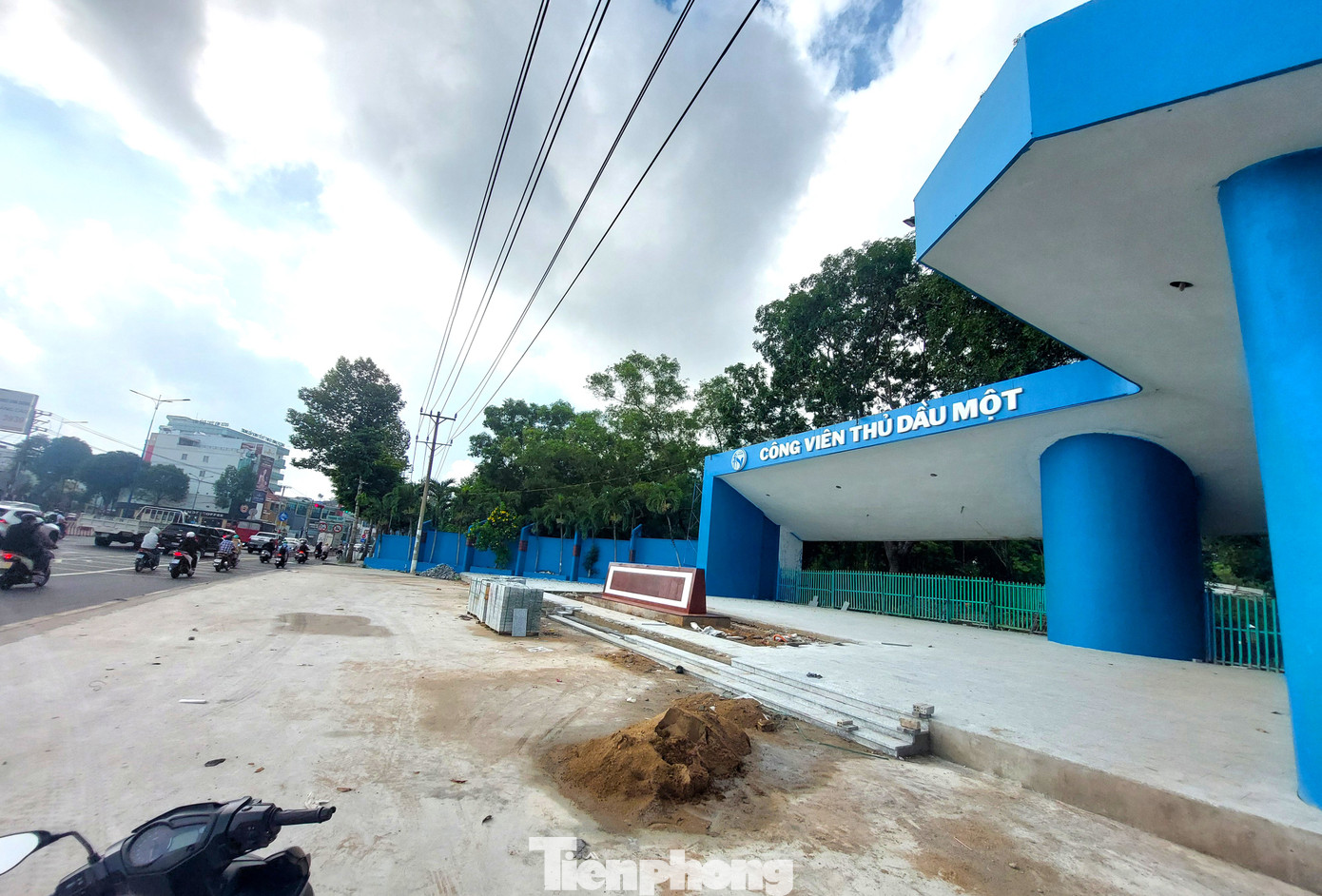 Cổng công viên Thủ Dầu Một nằm trên mặt tiền quốc lộ 13 (Đại lộ Bình Dương). Cổng phụ được rào chắn để phục vụ thi công cải tạo bên trong.