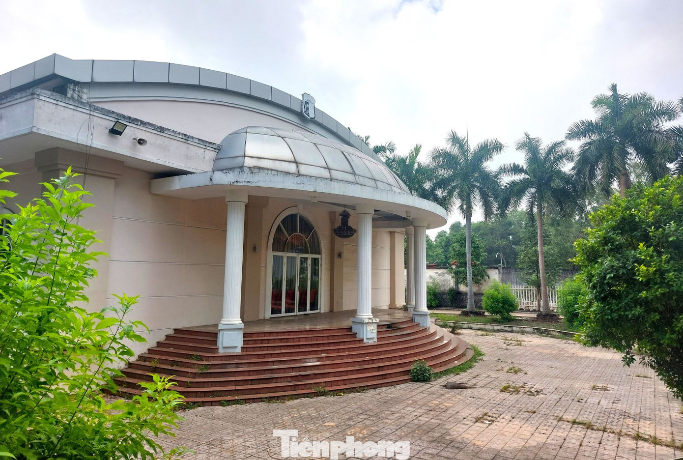 Nhiều năm công viên không được quan tâm, các hạng mục xuống cấp, hư hỏng, nguồn nước trong hồ nhân tạo ô nhiễm, rác thải tràn ngập.