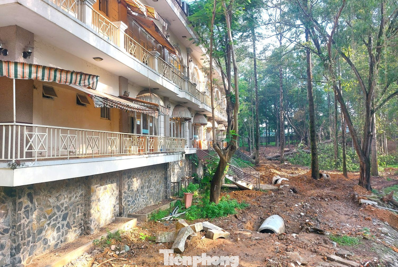 Các công trình trong công viên nhiều năm không được cải tạo đã xuống cấp, hư hỏng.