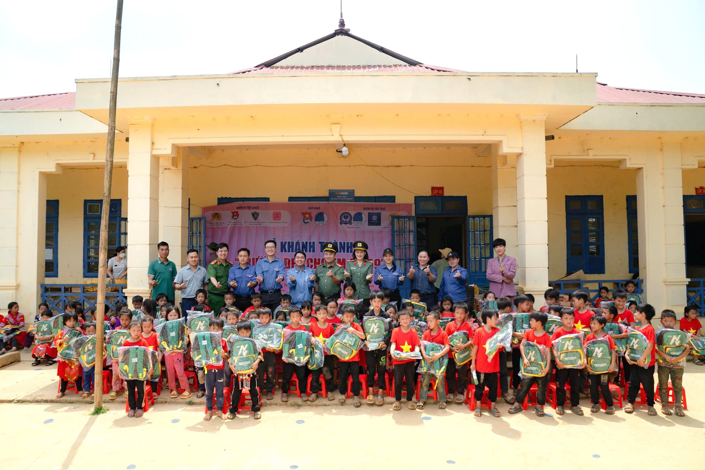 Tặng quà cho học sinh tại Điểm trường Suối Ó Tặng quà cho học sinh tại Điểm trường Suối Ó