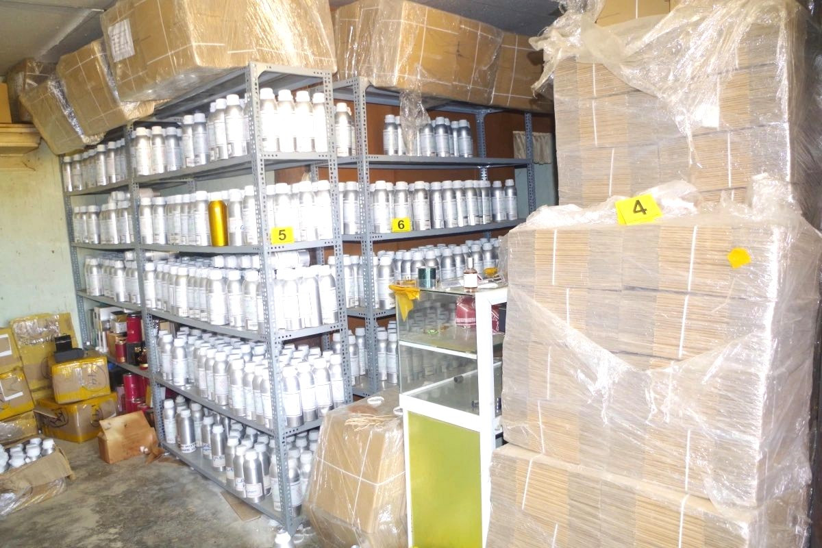 Bên trong cơ sở sản xuất nước hoa Bên trong cơ sở sản xuất nước hoa