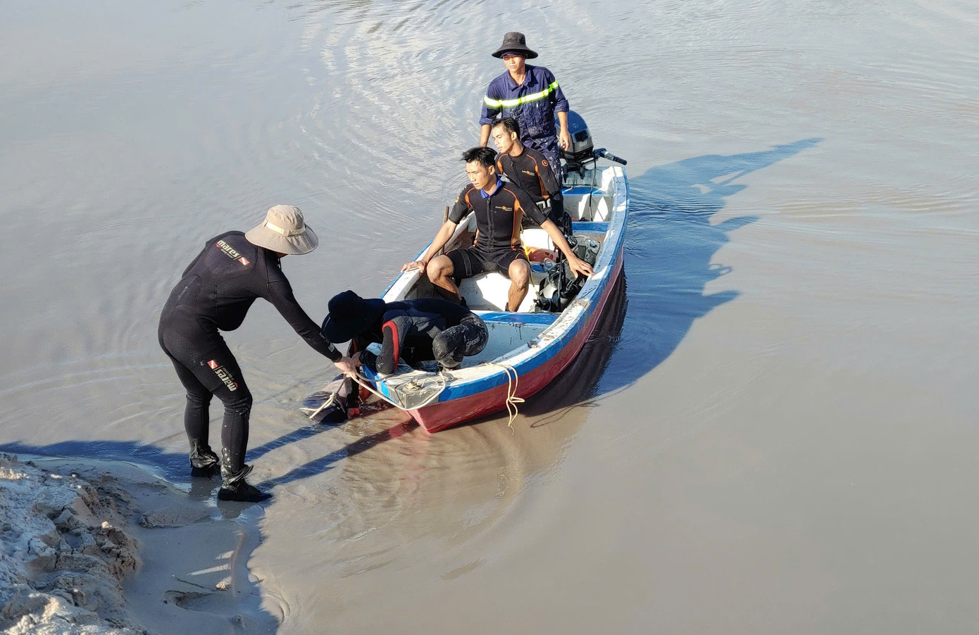 Thi thể nạn nhân được đưa vào bờ