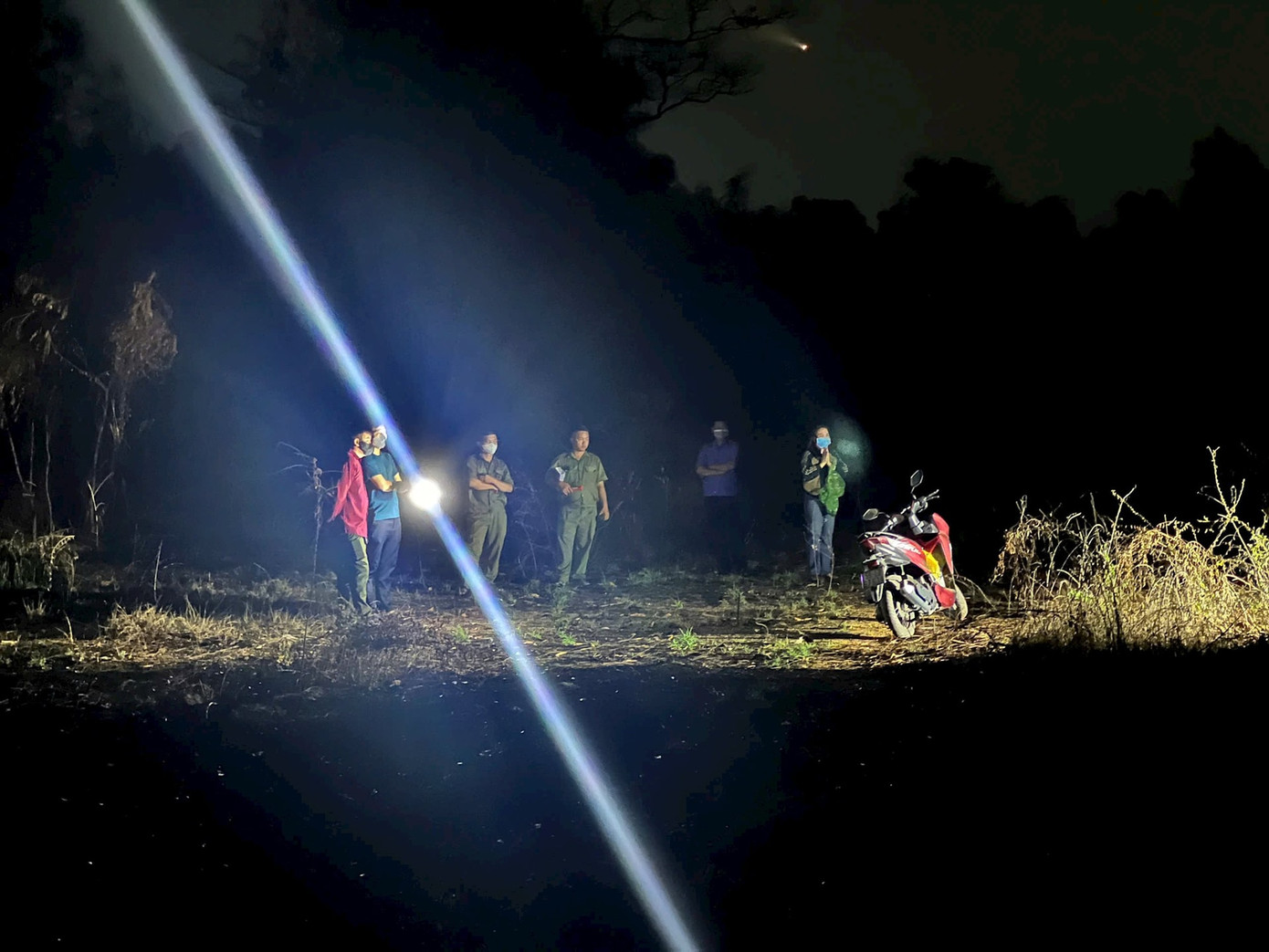 Công an khám nghiệm hiện trường trong đêm