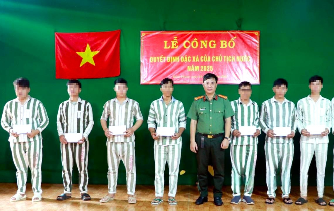 Tặng sim điện thoại cho các phạm nhân hưởng đặc xá Ảnh: Minh Chính