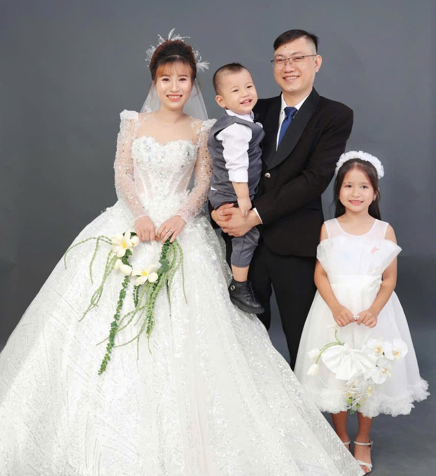 Vợ chồng anh Chúng, chị Thủy và các con