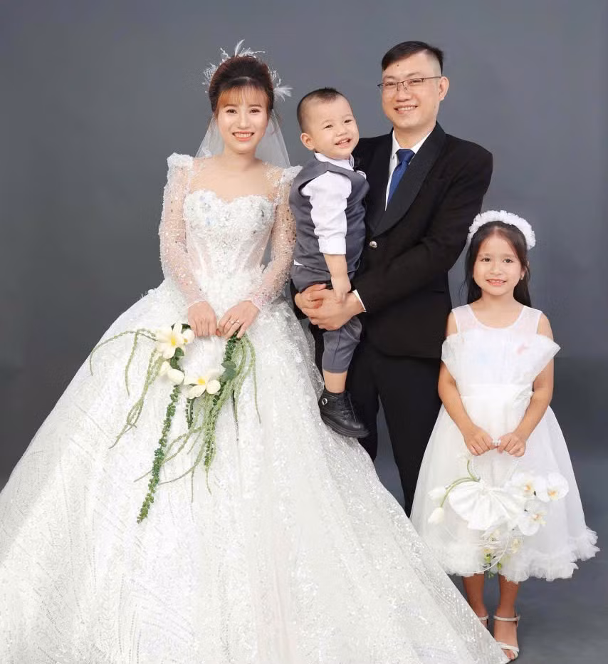 Vợ chồng anh Chúng, chị Thủy và các con