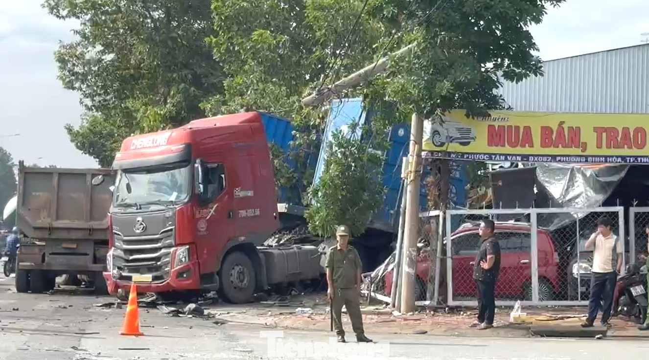 Xe ben và xe đầu kéo container lao vào cửa hàng bán ô tô cũ bên góc đường Mỹ Phước Tân Vạn - ĐX082