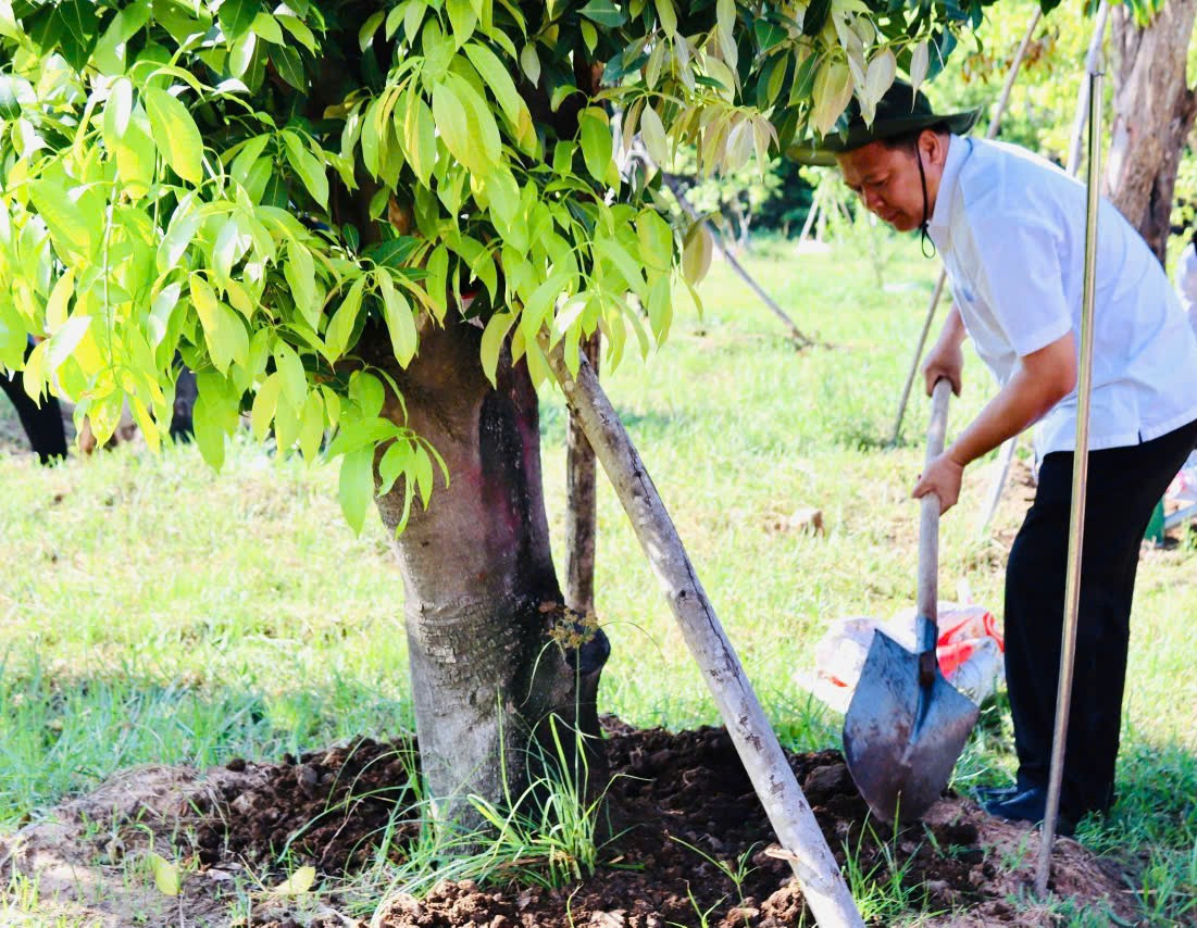 Bí thư Thành ủy Thủ Dầu Một Nguyễn Văn Đông chăm sóc cây tại khu vườn