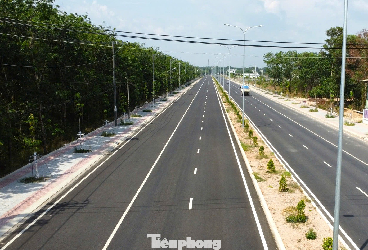 Để đón “đại bàng” về làm tổ tại KCN kiểu mẫu hiện đại này, tỉnh Bình Dương đã tiến hành nâng cấp, mở rộng tuyến ĐT.746 đến 6 làn xe.