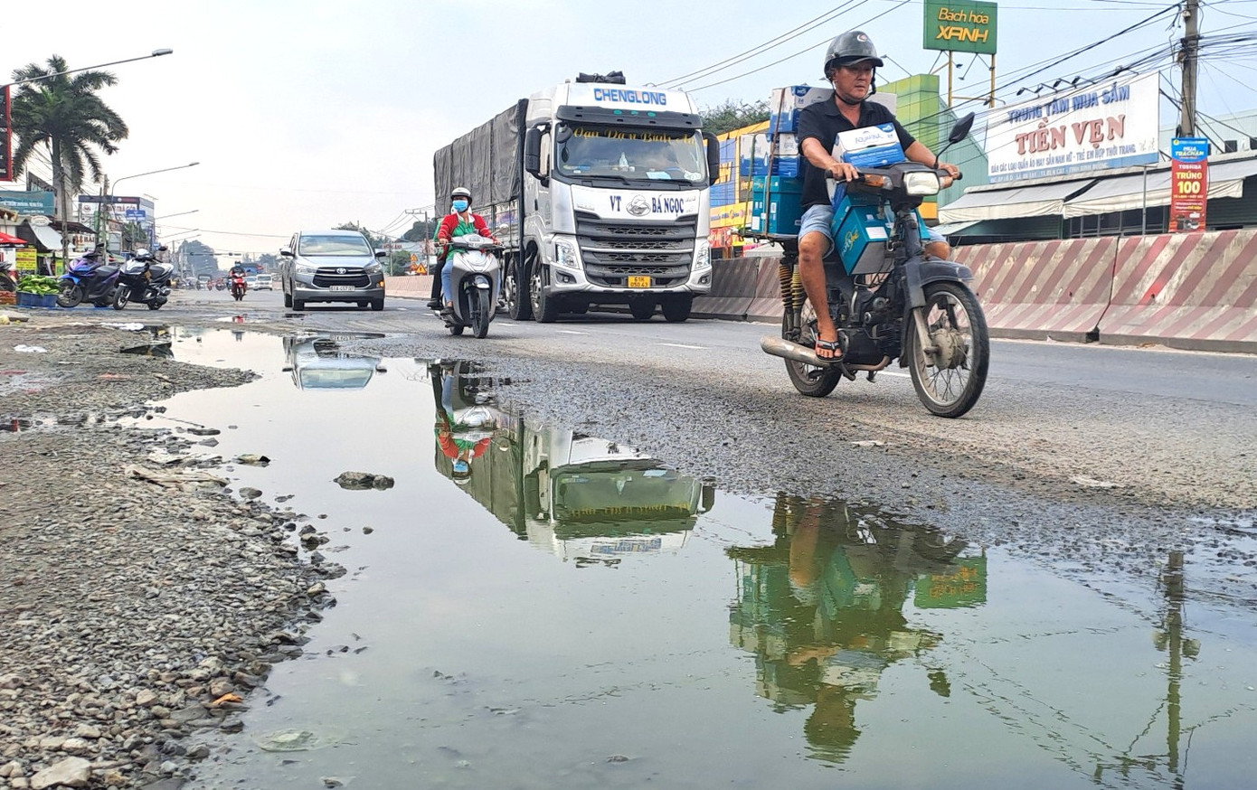 Tuyến ĐT.744 chưa có hệ thống thoát nước dẫn đến tình trạng dù mưa nhỏ, nước vẫn động lại Tuyến ĐT.744 chưa có hệ thống thoát nước dẫn đến tình trạng dù mưa nhỏ, nước vẫn động lại