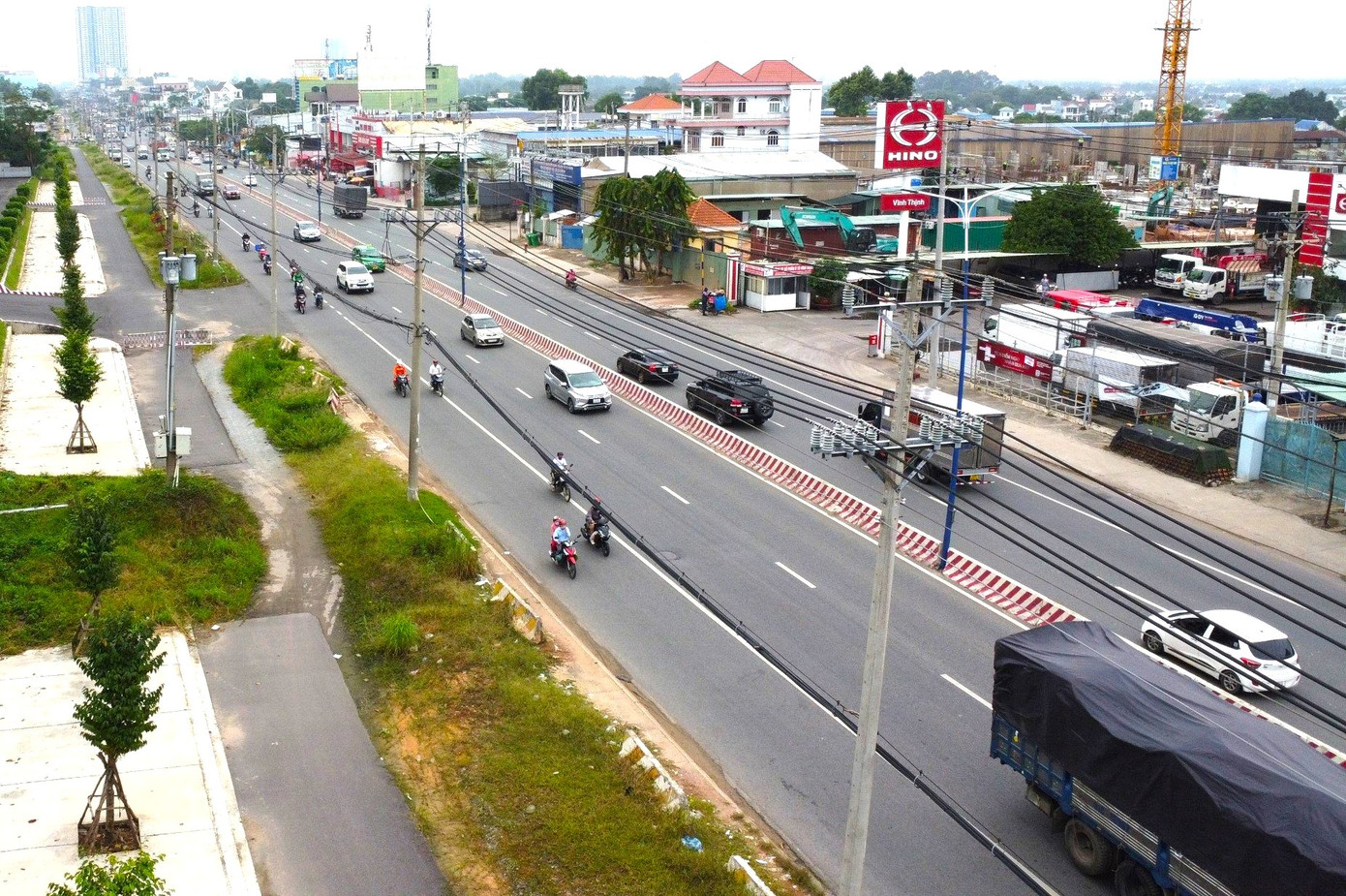 Tuyến đường sắt đô thị số 2 dự kiến đi dọc theo quốc lộ 13 từ TP Thủ Dầu Một qua TP Thuận An đến TP Thủ Đức. Tuyến đường sắt đô thị số 2 dự kiến đi dọc theo quốc lộ 13 từ TP Thủ Dầu Một qua TP Thuận An đến TP Thủ Đức.