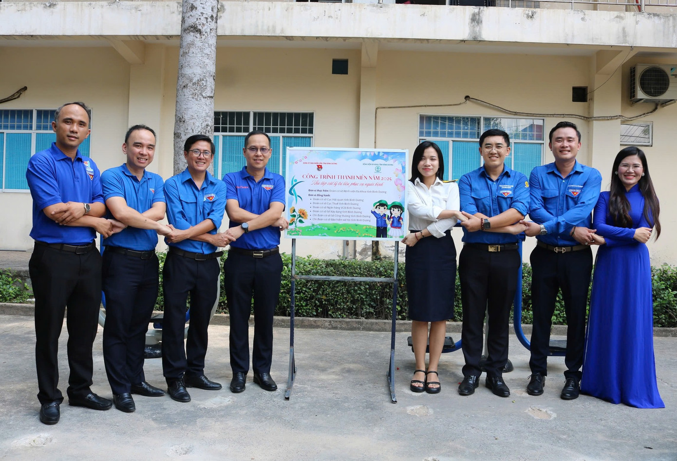 Đại diện Đoàn cơ sở Cục Hải quan Bình Dương, Cục Thuế Bình Dương, Ngân hàng Vietcombank Bình Dương, Sở Xây dựng, Chi Đoàn Sở Công thương, Chi Đoàn Bảo hiểm xã hội tỉnh Bình Dương, Bệnh viện Đa khoa tỉnh Bình Dương chụp ảnh lưu niệm. Đại diện Đoàn cơ sở Cục Hải quan Bình Dương, Cục Thuế Bình Dương, Ngân hàng Vietcombank Bình Dương, Sở Xây dựng, Chi Đoàn Sở Công thương, Chi Đoàn Bảo hiểm xã hội tỉnh Bình Dương, Bệnh viện Đa khoa tỉnh Bình Dương chụp ảnh lưu niệm.