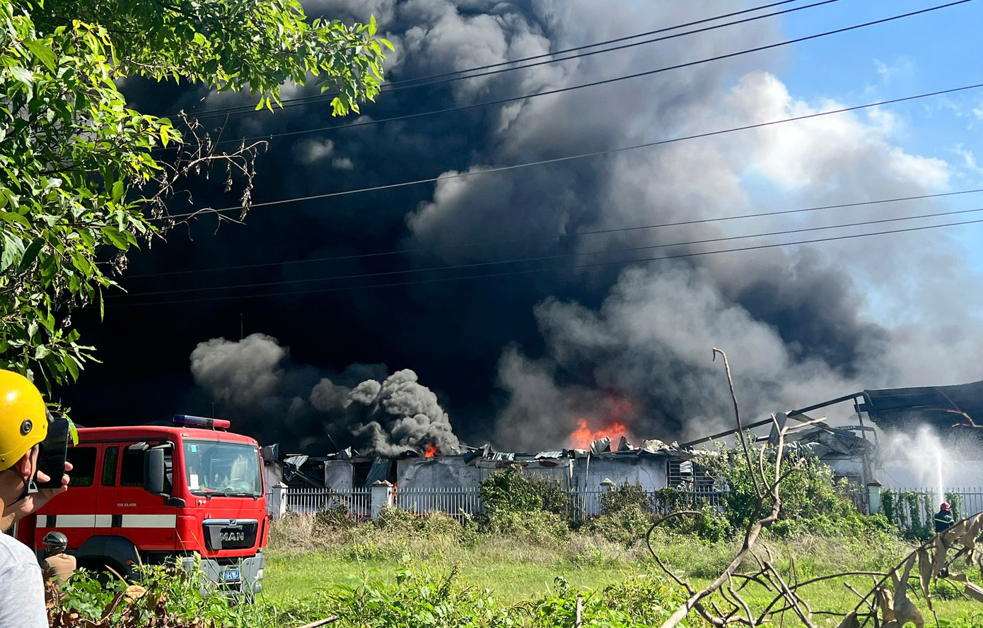 Khói, lửa bao trùm nhà xưởng Khói, lửa bao trùm nhà xưởng