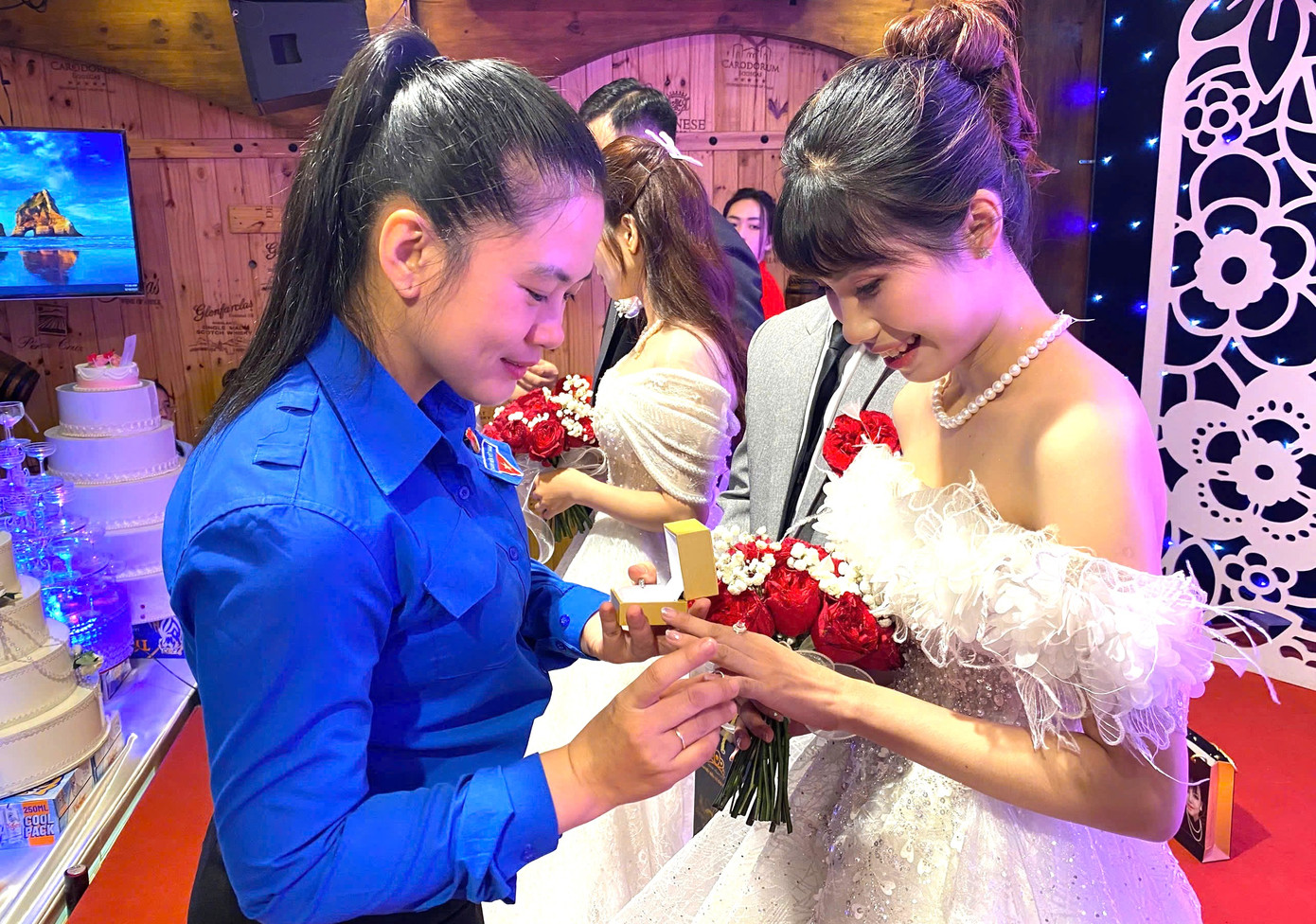 Bí thư Tỉnh Đoàn Bình Dương Trần Thị Diễm Trinh thay mặt ban tổ chức trao tặng quà các cặp đôi.