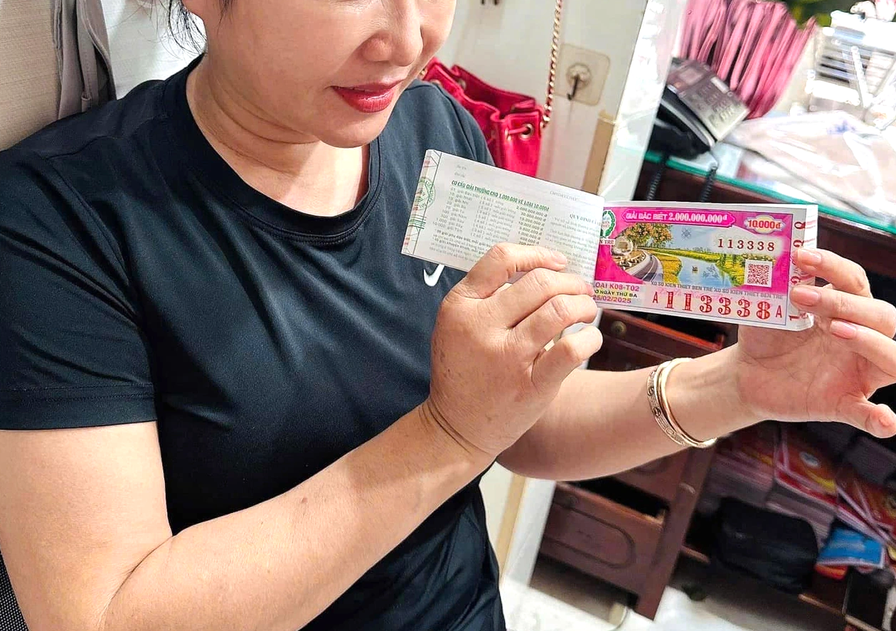 Lốc 130 tờ vé số trúng giải trước đó Lốc 130 tờ vé số trúng giải trước đó