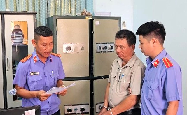 Ông Vương Thanh Hải (giữa) bị bắt