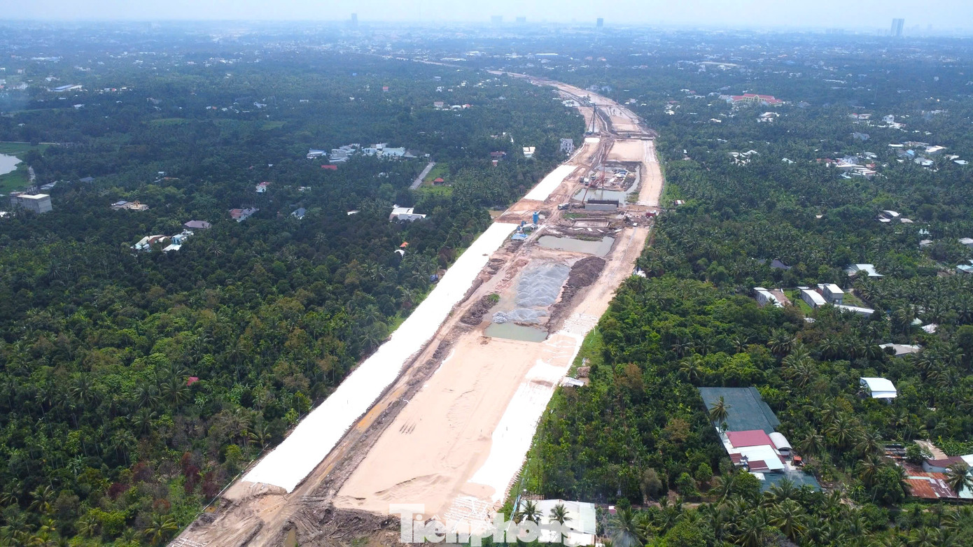 Công trình đường Vành đai 3 TPHCM đoạn từ Quốc lộ 13 tới cầu Bình Gởi. Công trình đường Vành đai 3 TPHCM đoạn từ Quốc lộ 13 tới cầu Bình Gởi.