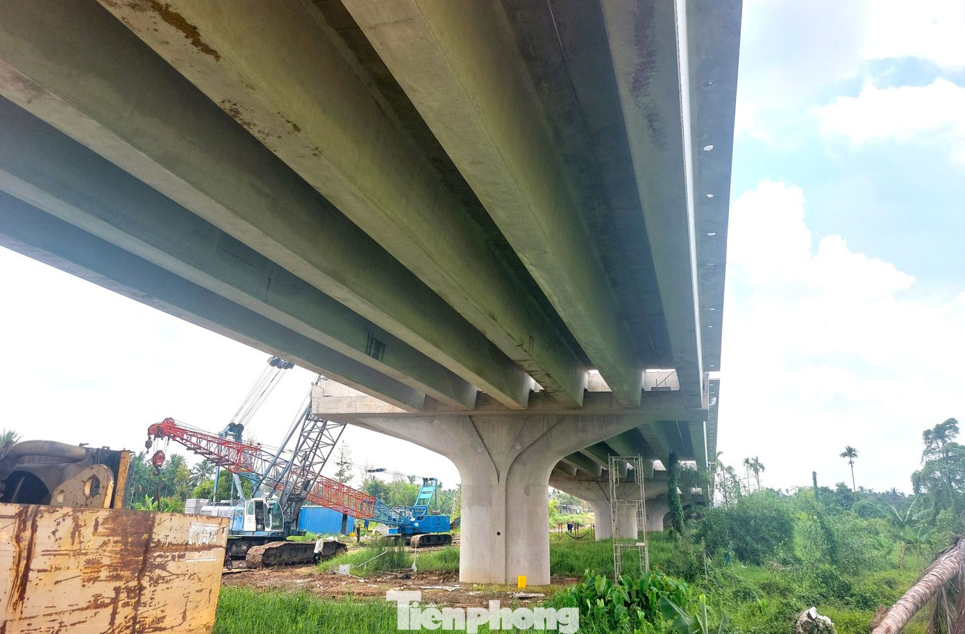 Công trình cầu Bình Gởi còn lại một nhịp, chuẩn bị hợp long vào cuối tháng 5. Công trình cầu Bình Gởi còn lại một nhịp, chuẩn bị hợp long vào cuối tháng 5.