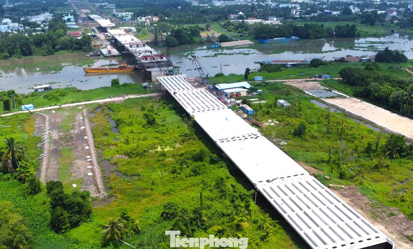 Phía địa phận tỉnh Bình Dương còn lại một nhịp cầu chưa nối. Theo kế hoạch, cuối tháng 5 này, cây cầu sẽ nối liền đôi bờ. Phía địa phận tỉnh Bình Dương còn lại một nhịp cầu chưa nối. Theo kế hoạch, cuối tháng 5 này, cây cầu sẽ nối liền đôi bờ.