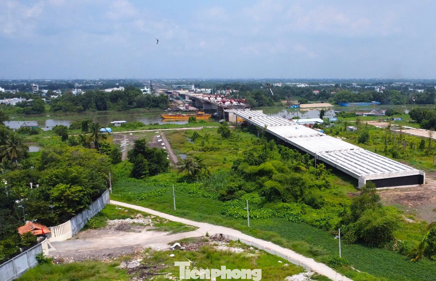 Sau một năm rưỡi thi công, cầu Bình Gởi đã sẵn sàng hợp long. Công trình có tổng vốn đầu tư gần 600 tỷ đồng. Sau một năm rưỡi thi công, cầu Bình Gởi đã sẵn sàng hợp long. Công trình có tổng vốn đầu tư gần 600 tỷ đồng.