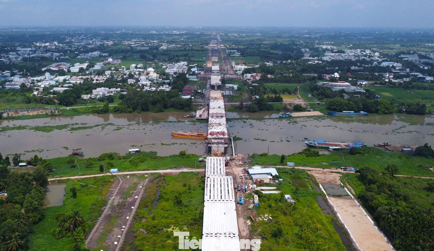 Ngày 12/5, ghi nhận của phóng viên báo Tiền Phong, các đơn vị đang tích cực đẩy nhanh tiến độ thi công cầu Bình Gởi. Ngày 12/5, ghi nhận của phóng viên báo Tiền Phong, các đơn vị đang tích cực đẩy nhanh tiến độ thi công cầu Bình Gởi.